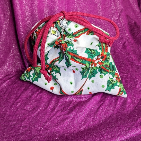 Green Reusable AND reversible lined Christmas Drawstring Giftbag - Picture 6 of 7